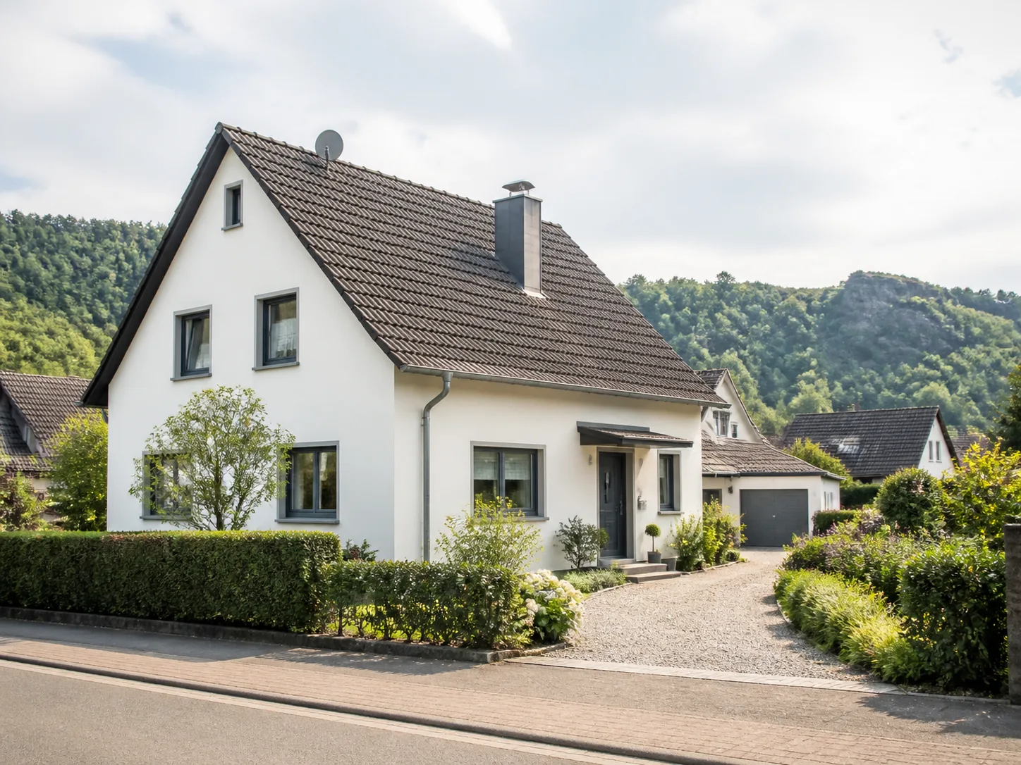 Gepflegtes Wohnhaus in einer grünen Wohnlage.